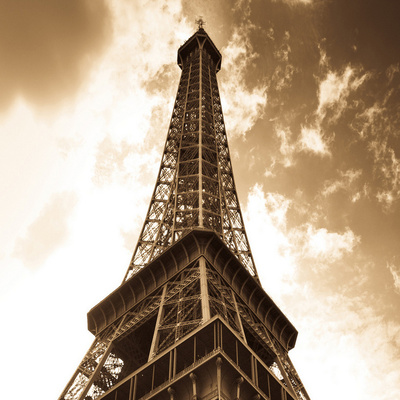 仰望埃菲爾鐵塔 一幅裝飾畫(huà)的詩(shī)意與象征