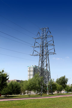 海產品晾曬與鐵塔 傳統工藝與現代基建的奇妙交匯